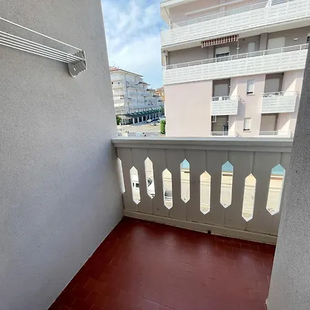 Practical With Balcony By The Lägenhet
